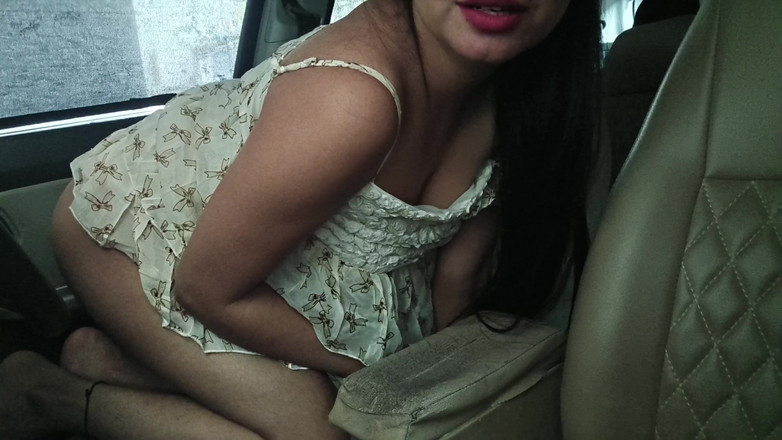 Saarabhabhi6: 在车里与前好朋友热辣性感的前朋友在户外冒险性爱