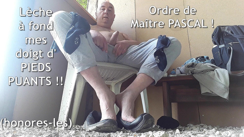 Pascal: Şişman bir adam kır kulübesinde mastürbasyon yaparken ayaklarını gösteriyor