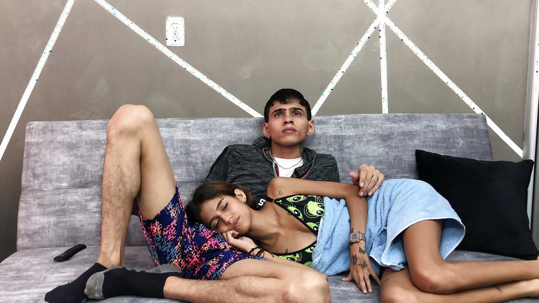 TUflacasex: Ma demi-sœur sexy m’accompagne pour regarder un film et je...