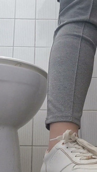 Tensione in Bagno: Privacy Dietro La Porta Chiusa
