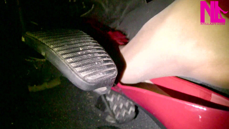 Nyllady: Pedal ringan dan lambat memompa di flat paten merah dan...