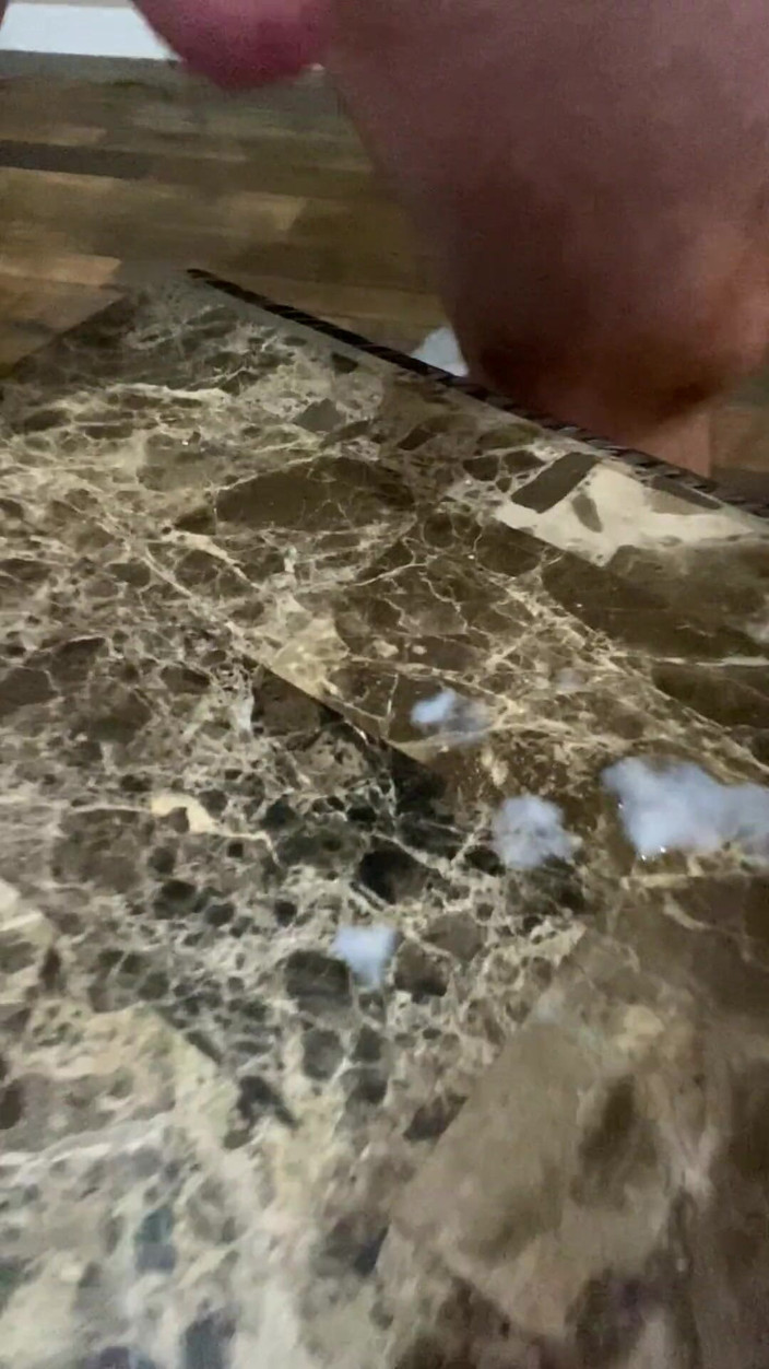 RealBigDill: Kontol besarku dicrot sperma banyak banget di atas meja