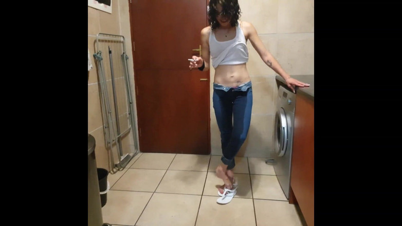 domslutfucker: Minyon sigara içen kız sigara içerken pantolonuna işiyor