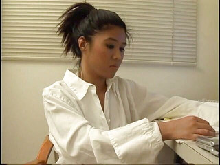 Big in Asia: Sevimli Asyalı kız beyaz adam tarafından amını siktiriyor ve yalıyor