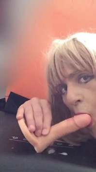 Crossdresser Faustine memancut mani untuk awak