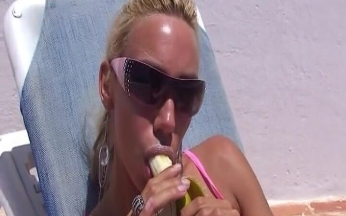 German Amateur Videos: 来自德国的完美宝贝在游泳池戏弄