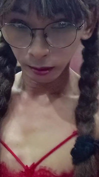 Sissy in openbaar toilet