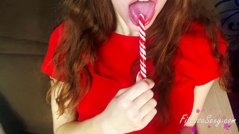 Filessa: Flickan pryder julgran och onanerar fitta med klubba