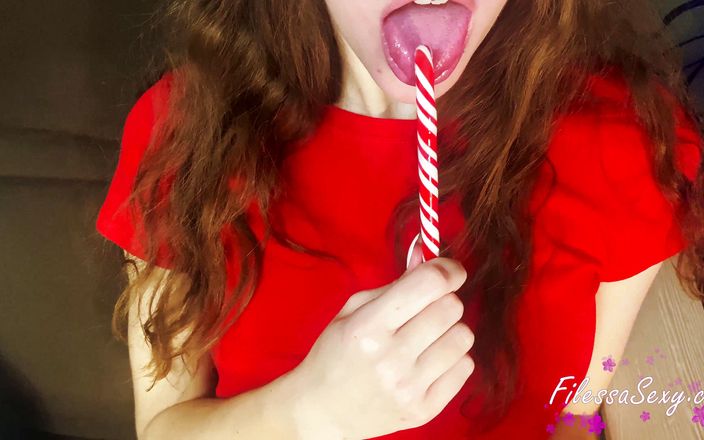 Filessa: Meisje versiert kerstboom en masturbeert poesje met lolly