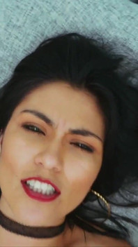Une latina chaude se masturbe sur mon canapé