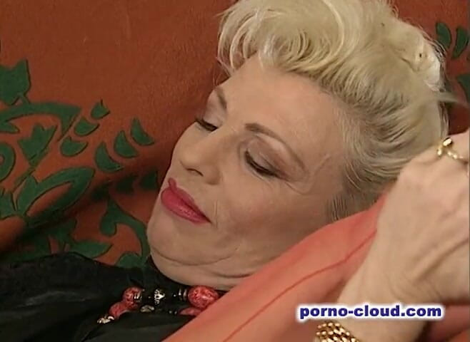 Porno Cloud: Fisting milfs lesbian party