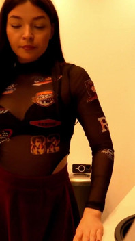 Mini etekli ateşli seksi büyük götlü esmer üniversiteli kız etli sıkı amını teşhir etmek için iç çamaşırını çıkarıyor