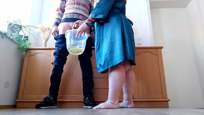 OurFetishLife: J'aime regarder et me branler quand ma belle-mère fait pipi...