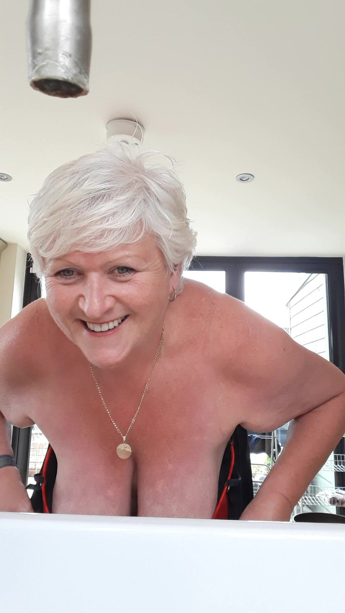 Uk Joolz: Bijna op heterdaad betrapt ... Tieten hangen