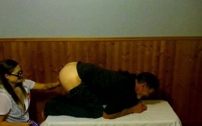 hardcorehousewife93: Verpleegster Peggy spuit