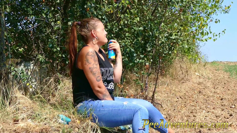 Pee Adventures: Wet her jeans in the heat outdoor