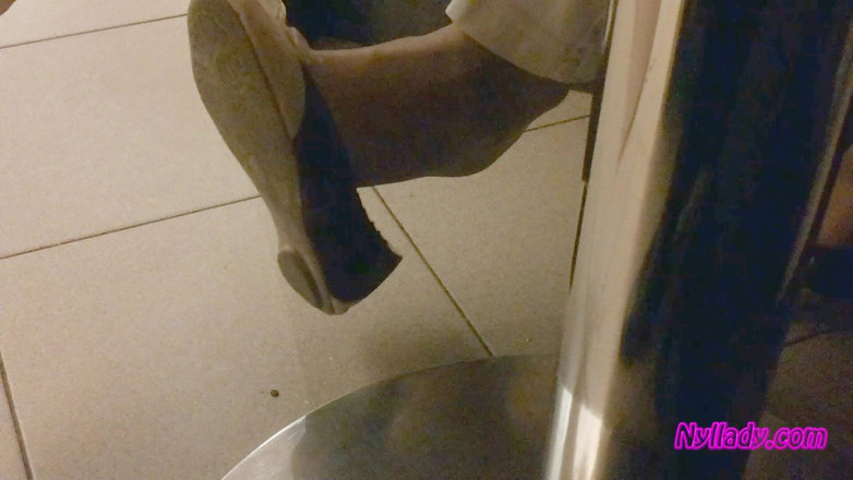 Nyllady: Nyllady Dangling in a Pizzeria