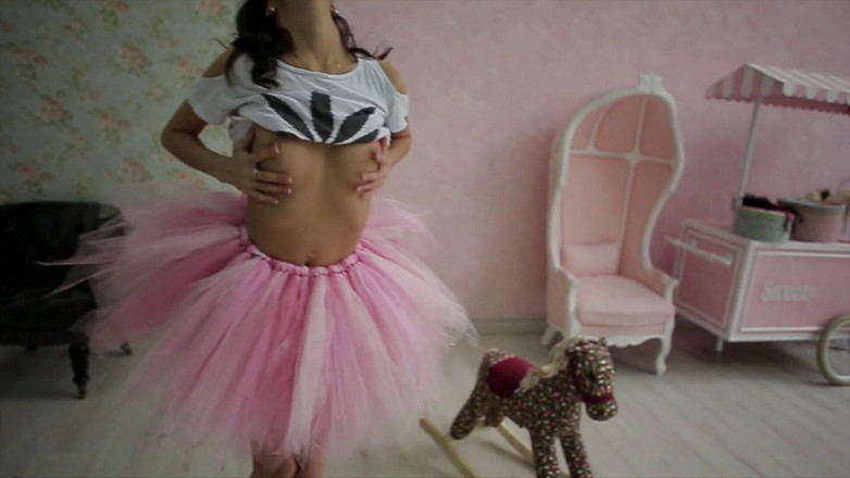 StasyQ: Brunette ballerina babe plays with her hot body