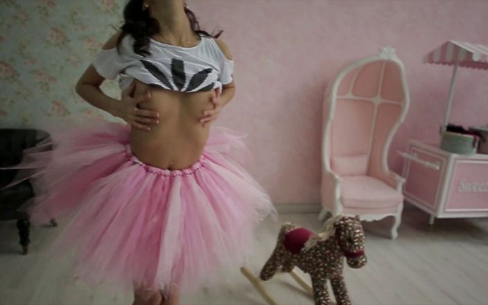 StasyQ: Brunette ballerina babe plays with her hot body