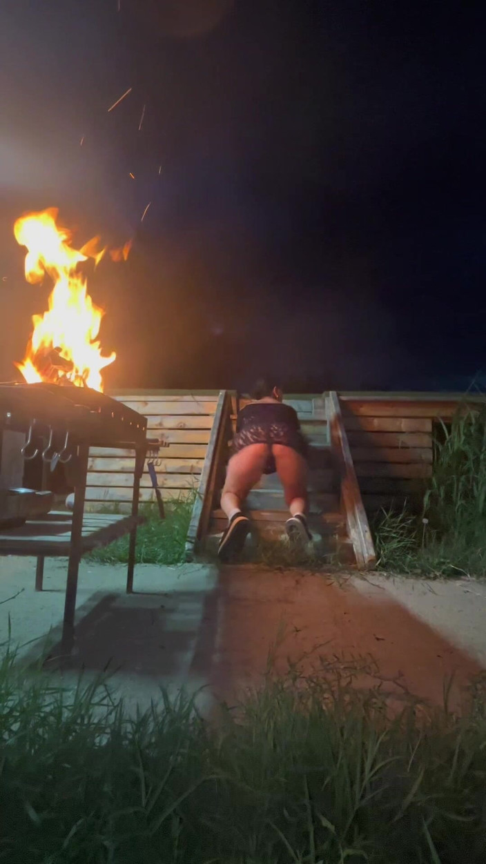 MilfyCalla: Schodiště Škádlení Ohněm - Čirý Top, Tanga a Pomalý Tanec