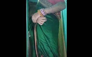 Gaurisissy: India gay crossdresser Gaurisissy en sari verde presionando sus grandes...