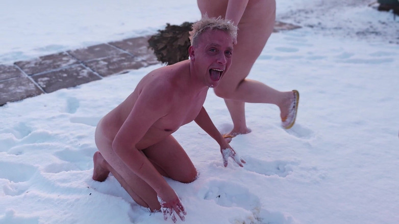 Bastet: Femdom. Dua wanita bertetek besar kencing bogel dalam salji, kemudian...