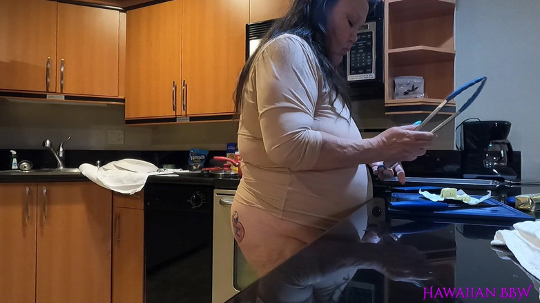 BBW Pleasures: Hospodyňka vaří steakovou večeři a kouří