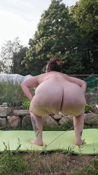 Isteri montel yoga di luar