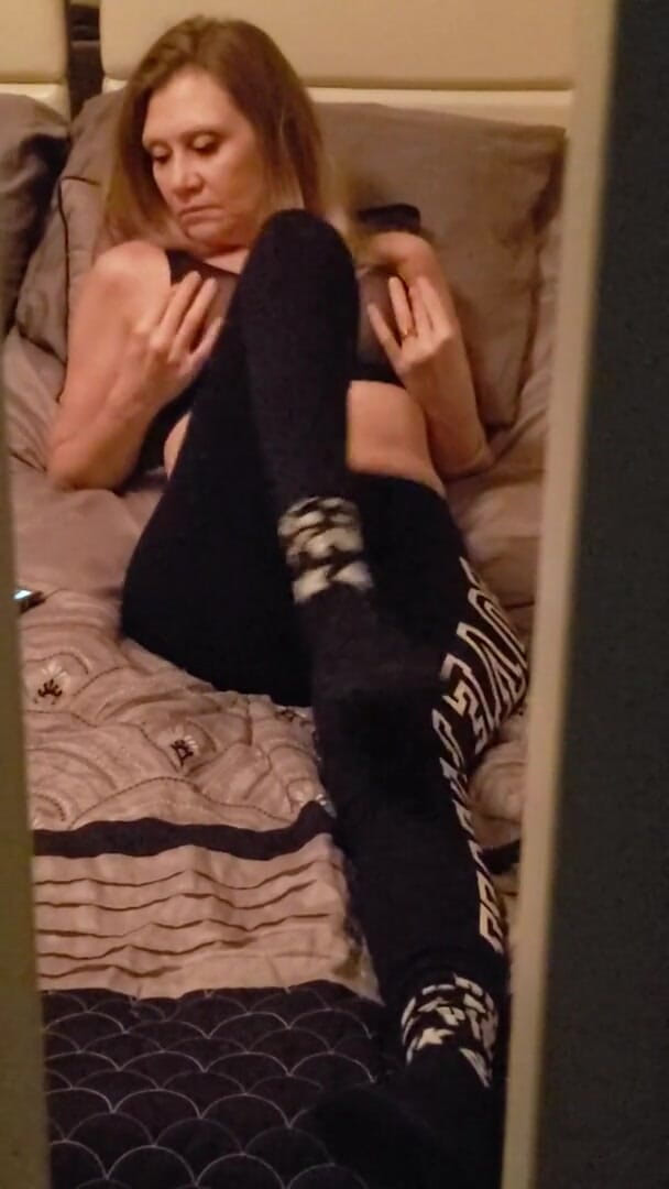 Sexycrittler: Bini miang ditangkap melancap pada lucah lesbian pada kamera orgasme...