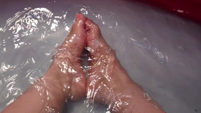 DanaDom20: Playing in the water mith my feet