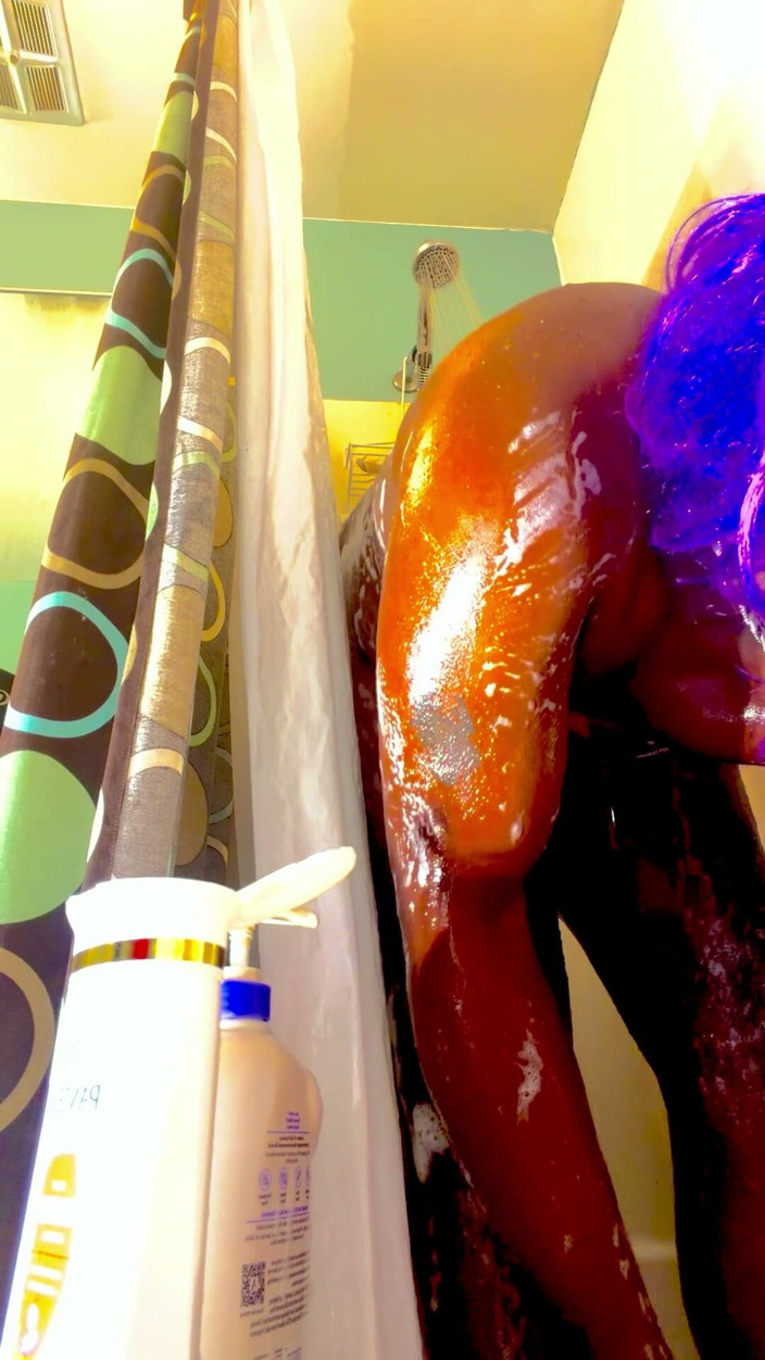 Londonfrotagejr: TS Cleo Shower Scene