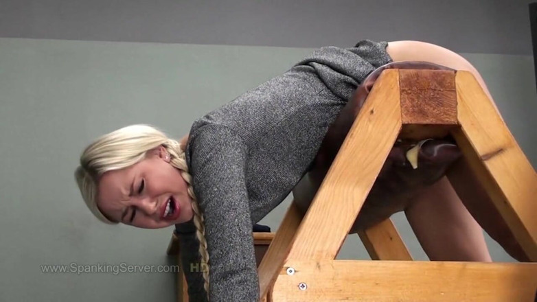 Spanking Server: Lola ass hot whip