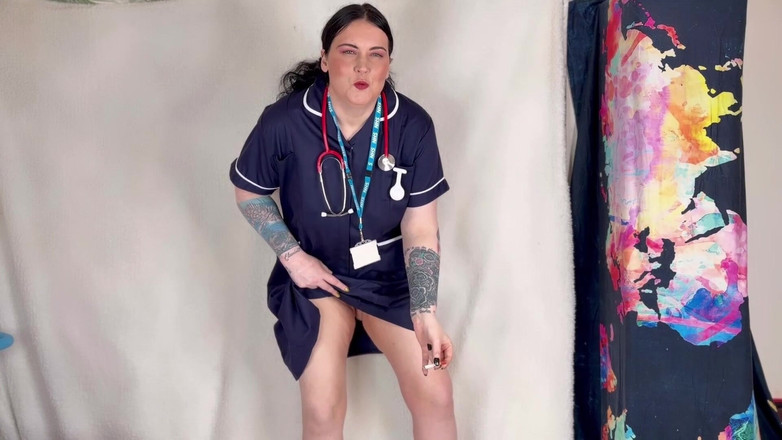 MissFFW: Enfermera está amordazada por un cigarrillo y una meada