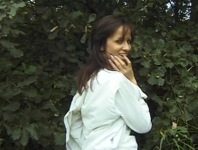 Flash Model Amateurs: Skinny slut is satisfying herself outdoors