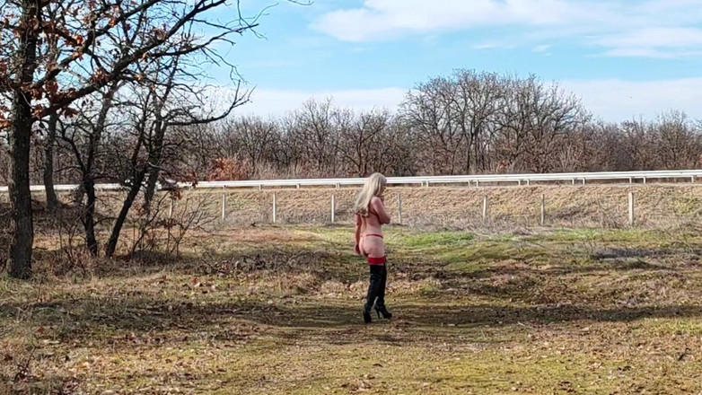 Za Za: Kleine hoer trekt haar rode bodysuit uit op de snelweg,...