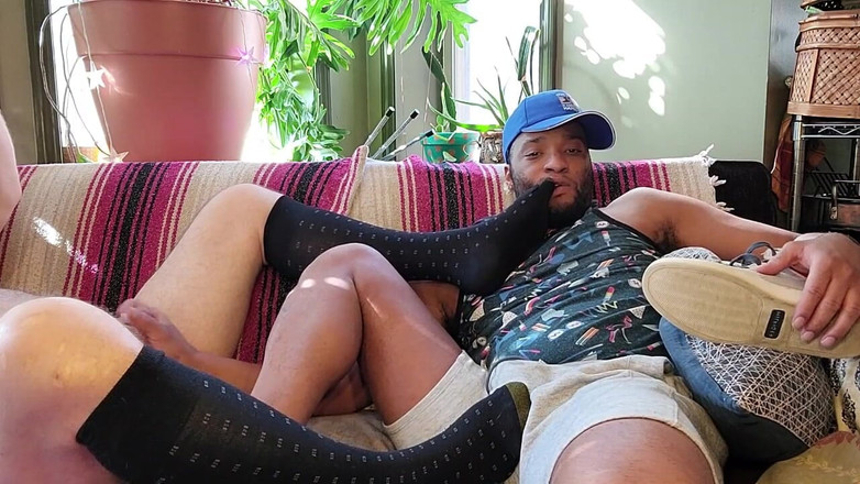 Kennie Jai: 足フェチ!ケニー・ジェイがベア・フィートでオナニー!