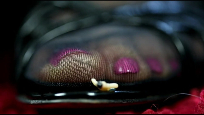 Ella Kross: Intrappolato nelle mie calze di nylon sudate