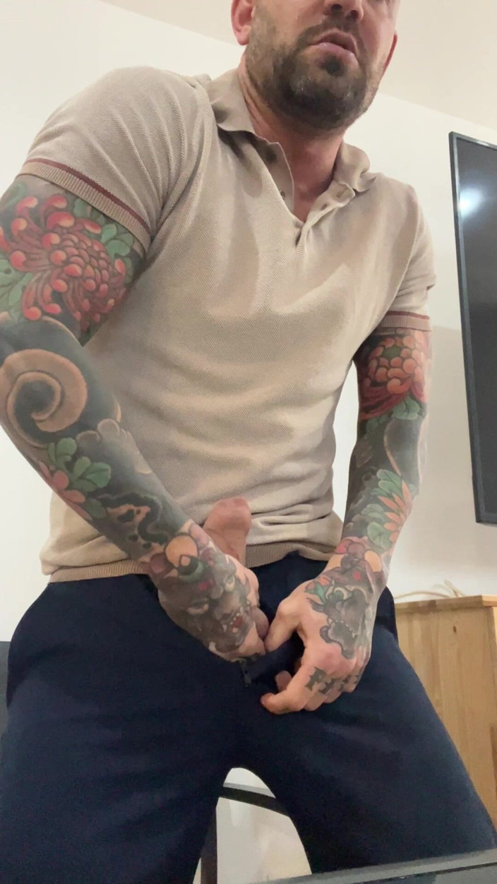 Juan Lucho Gay: พ่อเลี้ยงดีๆ กำลังรีดควย