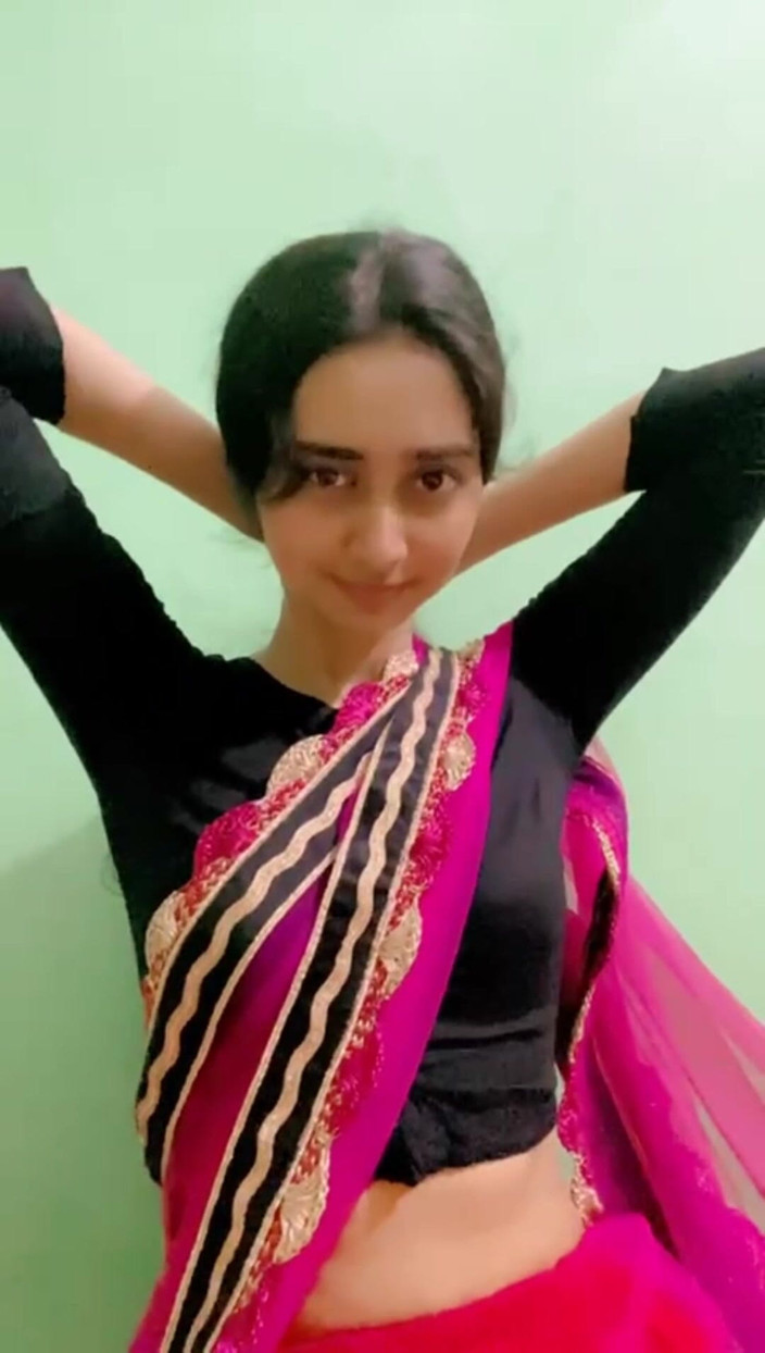 MehwishAly: Gadis india lagi pamer toket aduhainya dengan gaun seksi