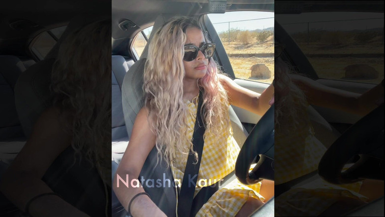 Natasha Kaur: Борючись з моїми бретельками в сукні