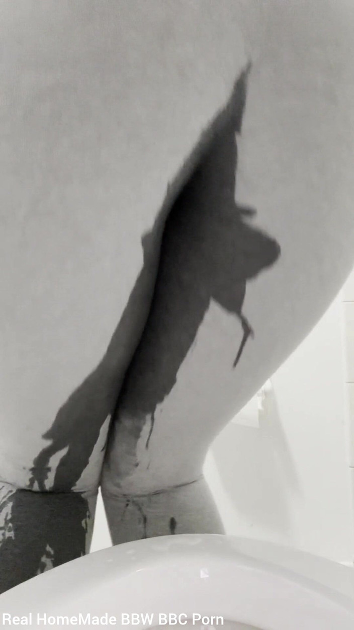 Super sexy ebony cuties: 내 보지에 오줌 싸기 회색 레깅스