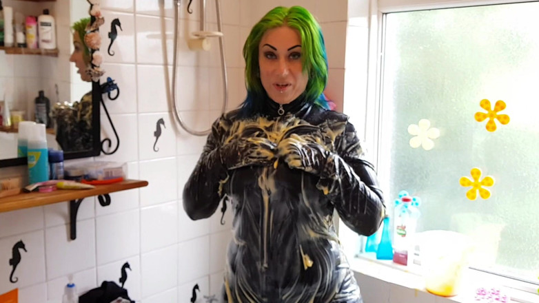 Tattooed Milfy Mama: Wet and Messy Custard Catsuit