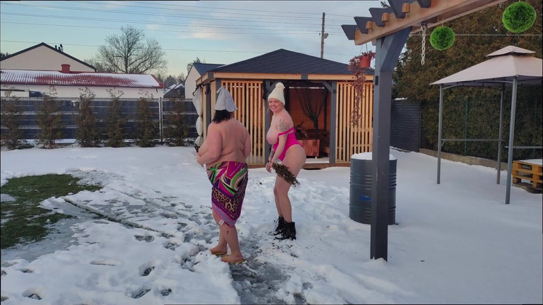 Bastet: Swingers. Två gifta par leker naken i snön. kvinnorna kissa...