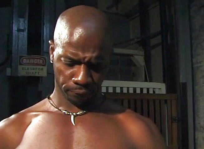 Bareback TV: Černí honění z kapuce si navzájem šukají zadek