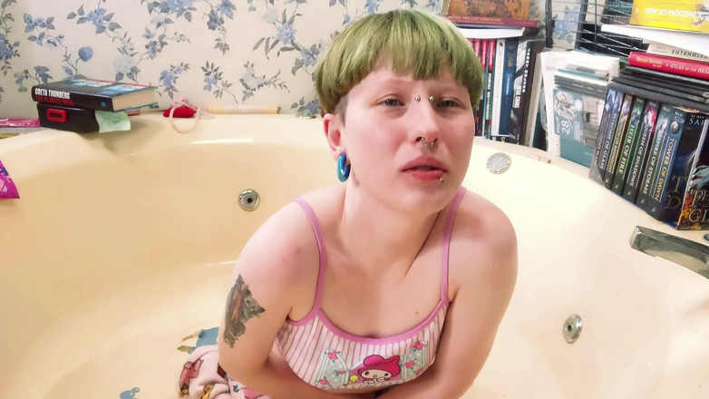Lori Critter: Lori Critters First Piss Video