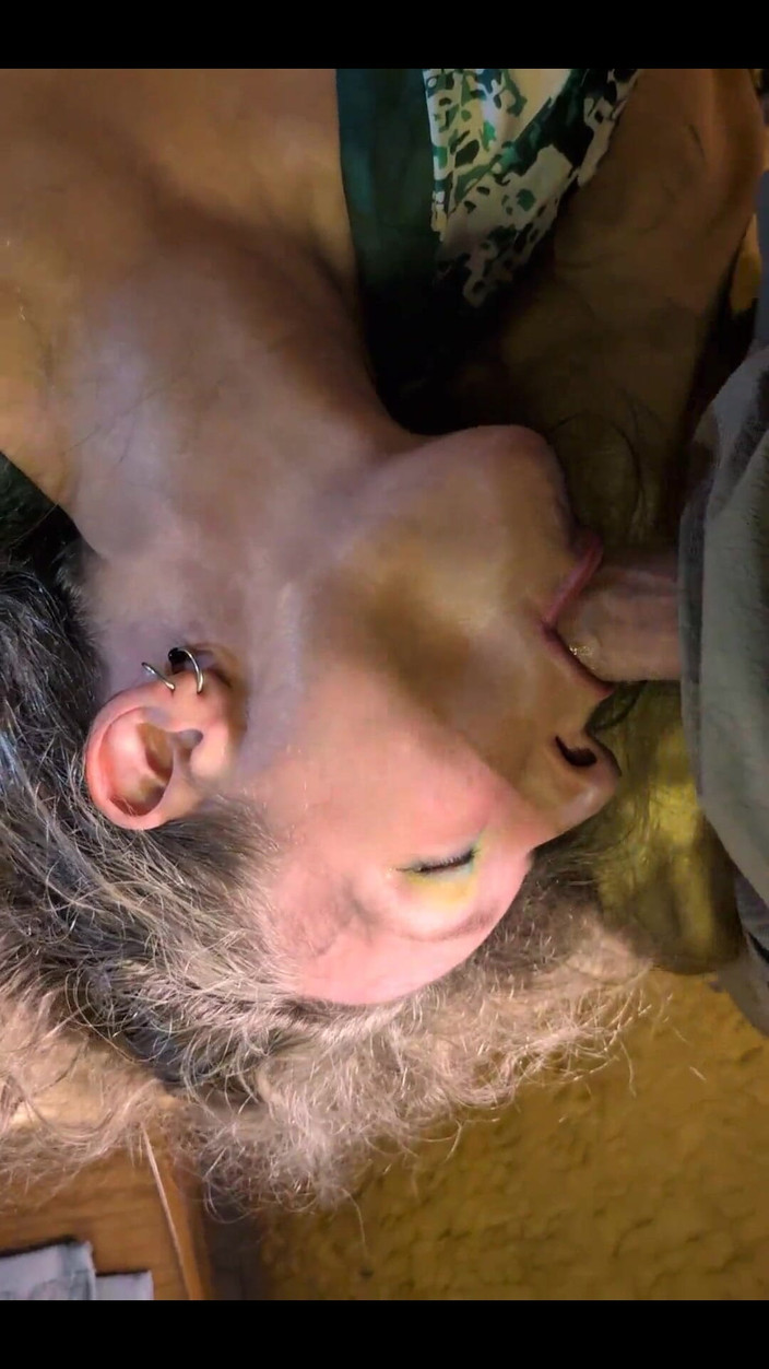 Elaras Pan: Menghisap zakar saya semasa dia orgasme dari alat penggetarnya