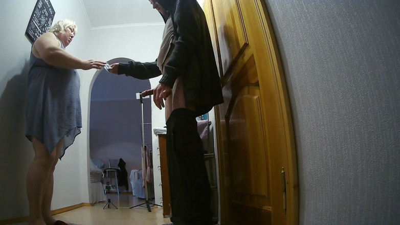 Zona901: 快递性交女朋友的嘴和阴户狗式