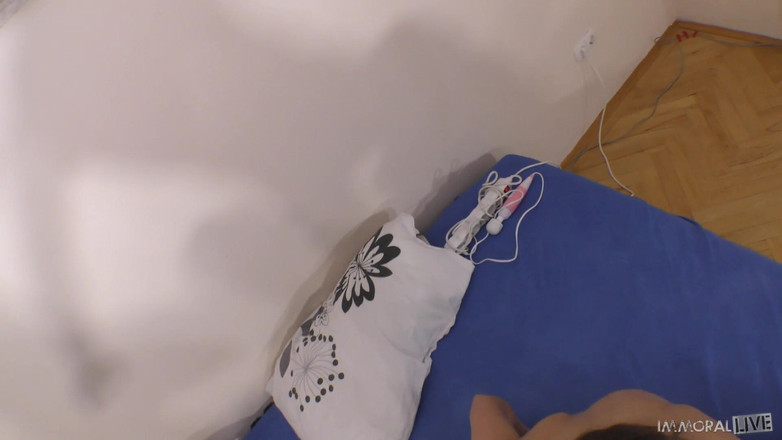 Immoral Live: Збуджений новачок Сара Салтрі доїть 3 порції з 2 членів у свій перший день у порно!