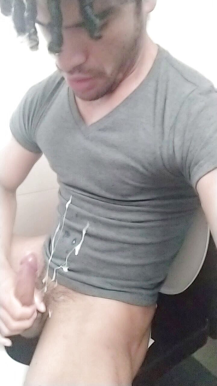 trebol_Jess: Il giovane si masturba e spruzza troppa sborra