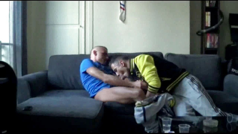 Sneaker gay: Juan Perez follado por un chico escamoso